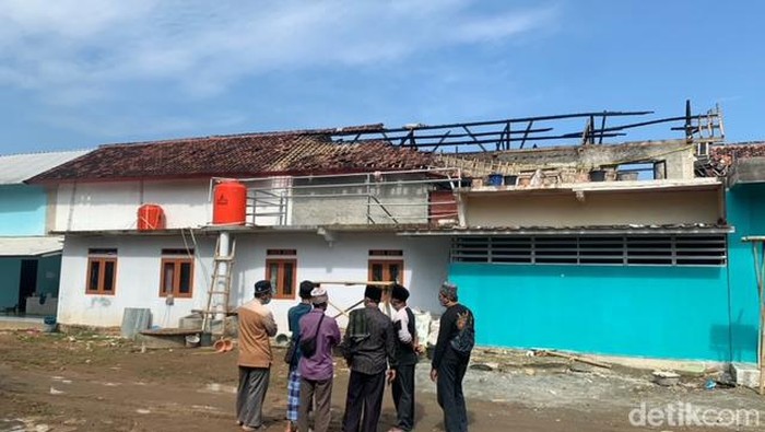 Kondisi ponpes Karawang yang terbakar.