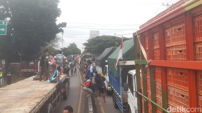 Kondisi saat perbatasan Kota-Kabupaten Semarang dipadati truk, Selasa (22/2/2022) siang.