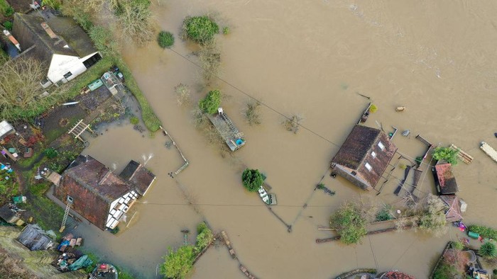 Kondisi Terkini Sungai Severn Usai Diterjang Tiga Badai Dahsyat Badai Eunice, Dennis dan Franklin menerjang kawasan Inggris. Kondisi tersebut membuat Sungai Severn meluap meski sudah ada tanggul penahan banjir.