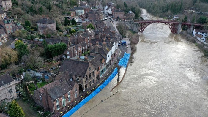 Badai Eunice, Dennis dan Franklin menerjang kawasan Inggris. Kondisi tersebut membuat Sungai Severn meluap meski sudah ada tanggul penahan banjir.