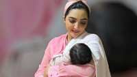 Ashanty terlihat memandangi wajah baby A yang lahir pada Selasa 22 Februari 2022.Foto: dok. Instagram Ashanty