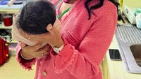 Krisdayanti juga turut mendampingi Aurel Hermansyah bersama Ashanty dan begitu nikmat memandangi wajah cucu pertamanya itu. Foto: dok. Instagram Krisdayanti
