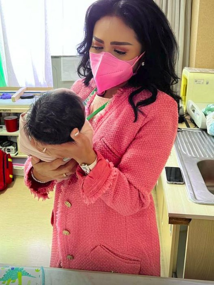 Krisdayanti dan Ashanty kompak pamer rambut tebal baby A