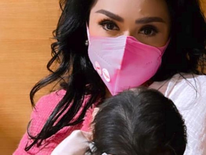 Krisdayanti dan Ashanty kompak pamer rambut tebal baby A