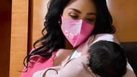 Krisdayanti meminta kepada semuanya untuk bersabar melihat wajah Baby A. Nanti biar papanya sama mamanya yang akan menyampaikannya sendiri, pastinya akan menjadi kebahagiaan bagi mereka dan kami juga menghormati privasi mereka. Mudah-mudahan teman-teman juga mau bersabar, Atta dan Aurel akan menyampaikan secara langsung kepada teman-teman, jelas Krisdayanti. Foto: dok. Instagram Krisdayanti.