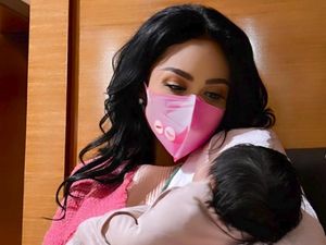 Gaya Krisdayanti Momong Cucu saat Berjemur, Tampil Natural Tanpa Makeup
