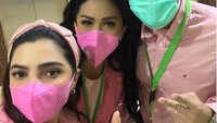 Krisdayanti dan Ashanty juga sempat foto bersama dengan dokter kandungan yang menangani Aurel Hermansyah melahirkan. Foto: dok. Instagram