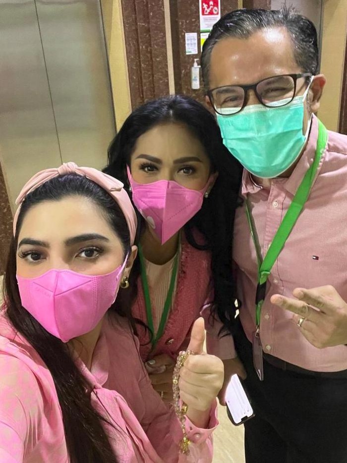 Krisdayanti dan Ashanty kompak pamer rambut tebal baby A