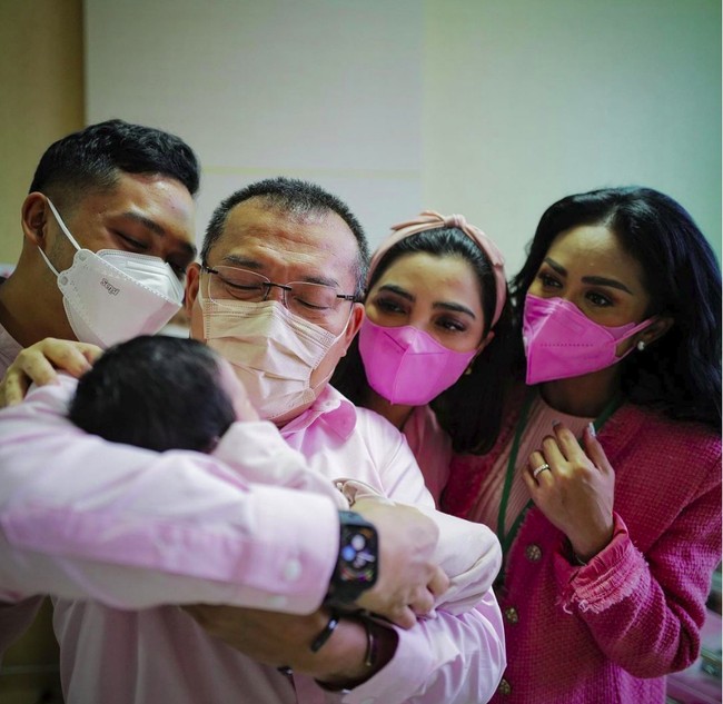 Siapa yang tak kenal dengan Anang Hermansyah dan Krisdayanti? Pernah membina rumah tangga bersama, orangtua Aurel dan Azriel Hermansyah itu akhirnya memutuskan untuk bercerai setelah hampir 13 tahun hidup bersama. Kala itu muncul isu adanya orang ketiga yang membuat hubungan keduanya kandas. Kini Krisdayanti dan Anang juga sama-sama sudah kembali menikah. Foto: dok. Instagram Anang Hermansyah