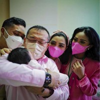 Siapa yang tak kenal dengan Anang Hermansyah dan Krisdayanti? Pernah membina rumah tangga bersama, orangtua Aurel dan Azriel Hermansyah itu akhirnya memutuskan untuk bercerai setelah hampir 13 tahun hidup bersama. Kala itu muncul isu adanya orang ketiga yang membuat hubungan keduanya kandas. Kini Krisdayanti dan Anang juga sama-sama sudah kembali menikah. Foto: dok. Instagram Anang Hermansyah