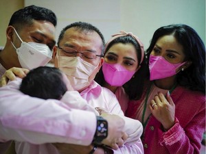 Jadi Nenek, Ashanty dan KD Kompak Serba Pink Sambut Baby Atta dan Aurel
