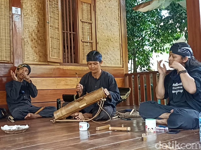 Masyarakat Adat Cirendeu Bawakan Lagu Rancage.