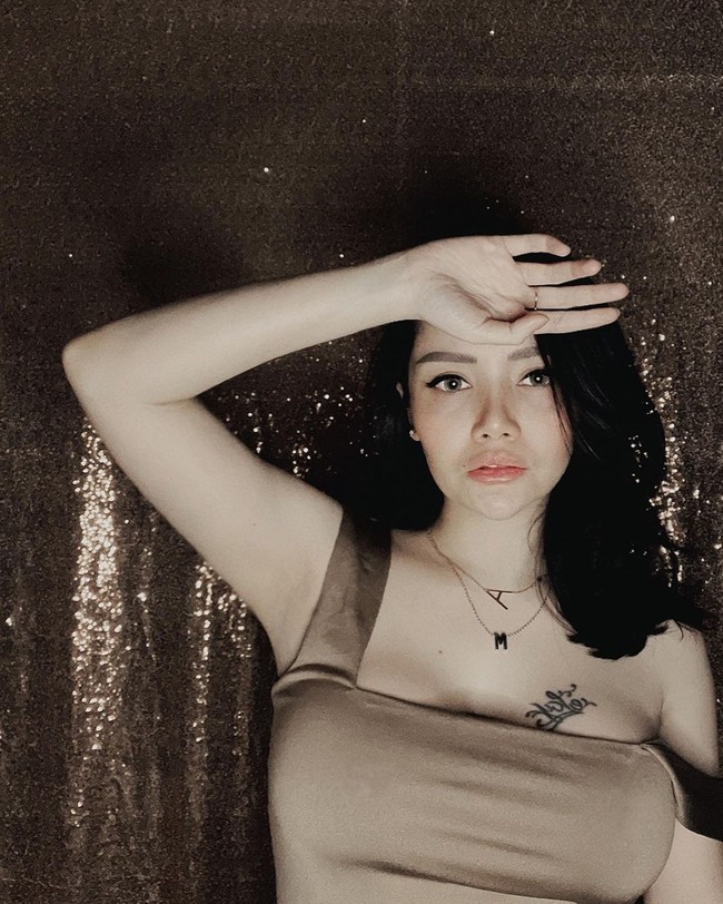 Mawar AFI telah bercerai dengan suaminya. Dikatakan jika sang mantan berselingkuh dengan pengasuh anaknya sendiri dan mereka belum lama ini telah menikah. Foto: Instagram