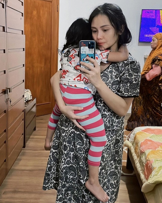 Mawar juga sering membagikan momennya bersama anak-anak yang menjadi fokusnya sekarang. Foto: Instagram