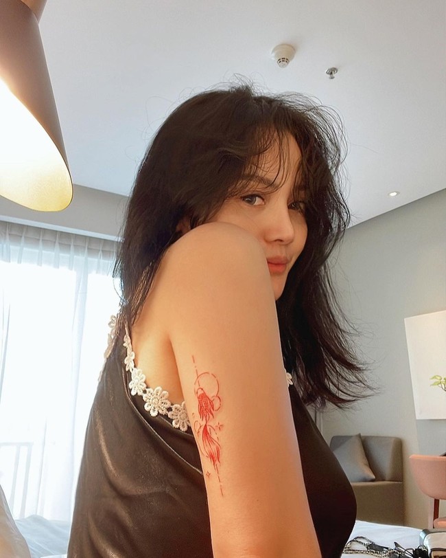 Dalam postingannya di media sosial, Mawar mengaku iklas atas kebahagiaan mantan suami meski merasa menjadi orang terakhir yang mengetahui kabar pernikahan tersebut. Namun Mawar pun mengingatkan agar sang mantan tidak melupakan hak anak-anak mereka.Foto: Instagram