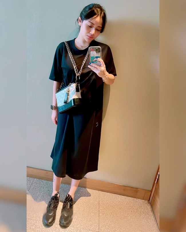 Di Instagram, ia pun sering berbagi selfie cantik. Foto: Instagram