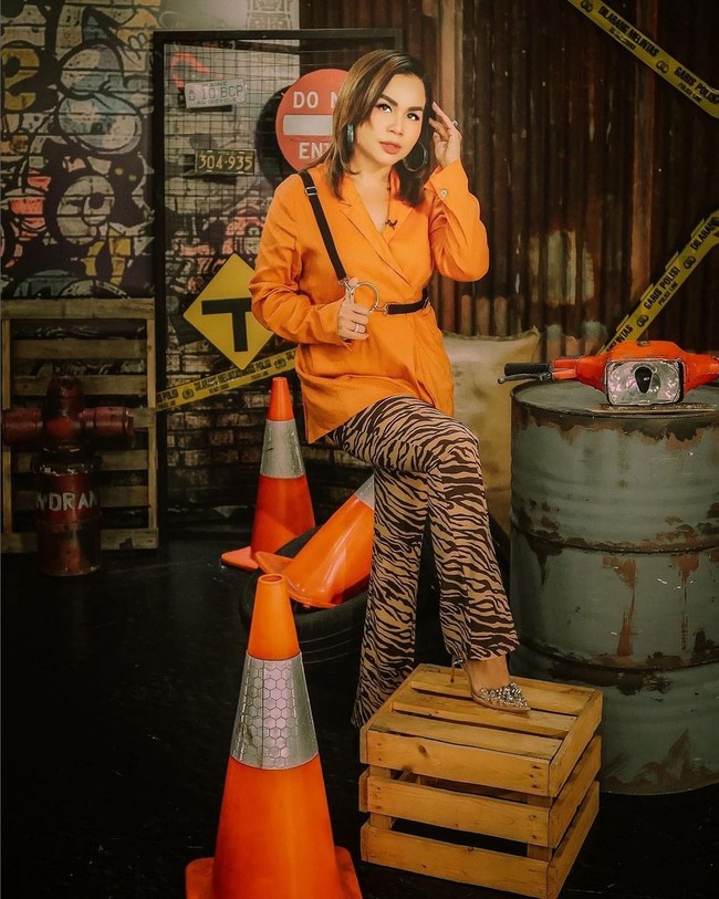 Melaney Ricardo mengaku termotivasi diet setelah melihat transformasi Khloe Kardashian. Motivasi gue lainnya adalah gue naro foto-foto orang yang gue suka. Khloe Kardashian misalnya untuk jadi motivasi. Kalau mereka bisa, its motivation, i can do it too, ungkap Melaney dalam vlog berjudul Ini Rahasia Dietku! Aku Turun 15 kilo. Foto: Instagram @melaney_ricardo