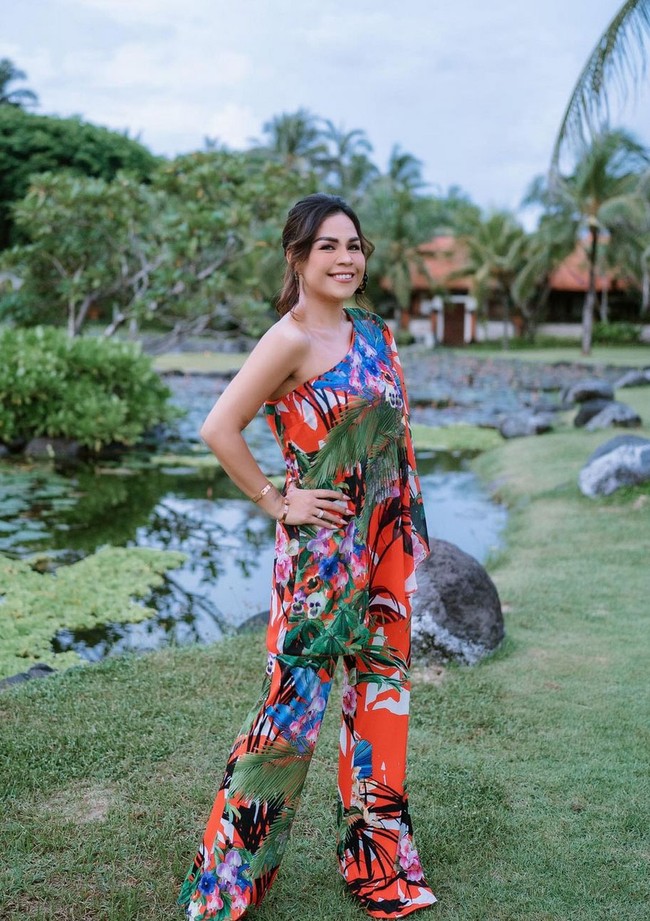 Tubuh ideal tidak didapatkan ibu dua anak ini dalam semalam. Ia diet ketat dan rajin olahraga. Foto: Instagram @melaney_ricardo