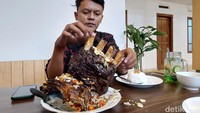 Selain ukurannya yang besar, sambal Iga bakar di tempat ini disajikan dengan beraneka macam sambal seperti sambal matah, sambql terasi, sambal tomat, sambal bawang dan sambal kemangi. Pembeli bisa memilih sendiri jenis sambal tersebut.  