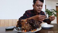 Sejak pertama kali dibuka dua pekan lalu, pembeli iga bakar disini selalu waiting list.   