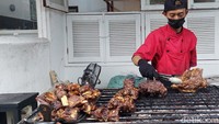 Tekstur iga bakar di sini juga empuk sehingga tak susah untuk menikmatinya. Dalam satu hari Iga Galabag bisa menghabiskan sekitar 50 kilogram iga sapi.   