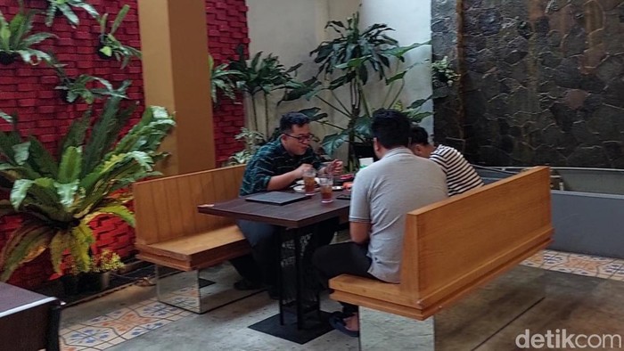 Mencicip Lezatnya Iga Galabag yang Lagi Viral di Bandung Di Kota Bandung, Jawa Barat, terdapat sebuah restoran yang menyajikan iga bakar nan menggoda selera. Iga Galabag nama tempatnya.