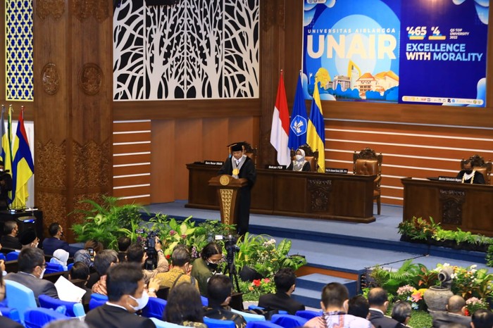 Menteri Ketenagakerjaan Ida Fauziyah menghadiri acara Pengukuhan Guru Besar Kehormatan kepada Anggota Badan Pemeriksa Keuangan (BPK) RI Achsanul Qosasi.