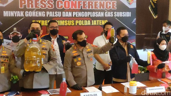 Polda Jateng menunjukkan minyak goreng palsu yang dijual penipu di Kudus.