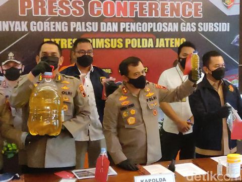 Polda Jateng menunjukkan minyak goreng palsu yang dijual penipu di Kudus.