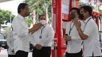Selain Presiden Jokowi, pengukuhan komitmen bersama di SPBU MT Haryono tersebut dihadiri juga oleh Menteri Perhubungan Budi Karya Sumadi, Menteri Perindustrian Agus Gumiwang Kartasasmita, Menteri Badan Usaha Milik Negara (BUMN) Erick Thohir, Menteri Investasi/Kepala Badan Koordinasi Penanaman Modal (BKPM) Bahlil Lahadalia, dan Menteri Energi dan Sumber Daya Mineral Arifin Tasrif.