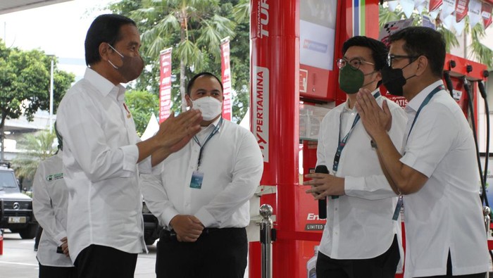 Momen Jokowi Hadiri Peluncuran Kolaborasi Kendaraan Listrik Perusahaan patungan Gojek dan TBS Energi Utama, Electrum bersinergi dengan Pertamina, Gogoro dan Gesits dalam pengembangan ekosistem kendaraan listrik.