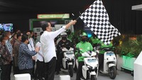Peluncuran kolaborasi yang dihadiri Presiden RI Joko Widodo (Jokowi) pada Selasa (22/2/2022) ini ditandai dengan hadirnya layanan GoRide Electric di aplikasi Gojek untuk uji coba komersial di wilayah Jakarta.
