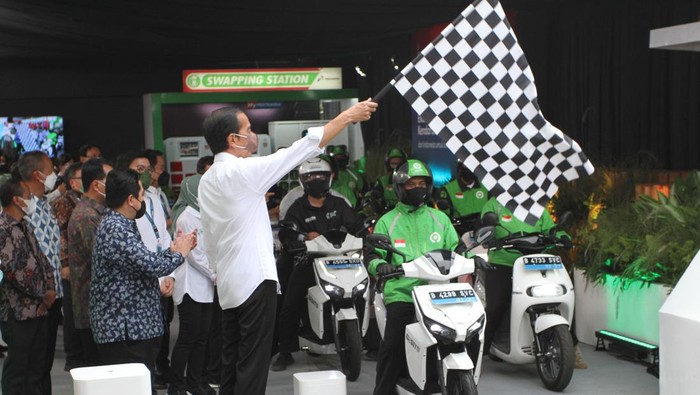 Momen Jokowi Hadiri Peluncuran Kolaborasi Kendaraan Listrik Perusahaan patungan Gojek dan TBS Energi Utama, Electrum bersinergi dengan Pertamina, Gogoro dan Gesits dalam pengembangan ekosistem kendaraan listrik.