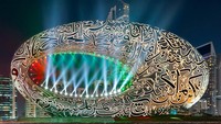 Dari luar lanskap gedung tampak begitu megah. Terdapat kaligrafi yang diterangi lampu LED kala gelap. (Visit Dubai)