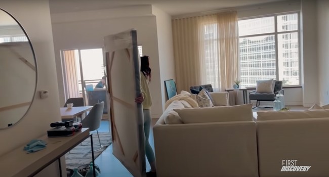Nikita dan timnya pun tampak bersih-bersih terlebih dahulu sebelum tinggal di apartemen tersebut. Apartemen tempat Nikita Willy dan Indra Priawan tinggal sendiri terlihat cukup besar dan didominasi oleh warna coklat. Foto: YouTube/Nikita Willy Official