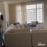 Nikita dan timnya pun tampak bersih-bersih terlebih dahulu sebelum tinggal di apartemen tersebut. Apartemen tempat Nikita Willy dan Indra Priawan tinggal sendiri terlihat cukup besar dan didominasi oleh warna coklat. Foto: YouTube/Nikita Willy Official