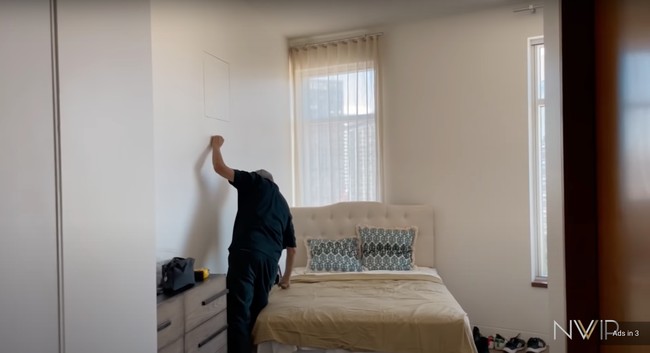 Di dalam apartemen terdapat beberapa kamar. Ini penampakan salah satu kamar di apartemen Nikita dan Indra menginap. Kamar tersebut terlihat masih belum selesai dirapihkan.  Foto: YouTube/Nikita Willy Official