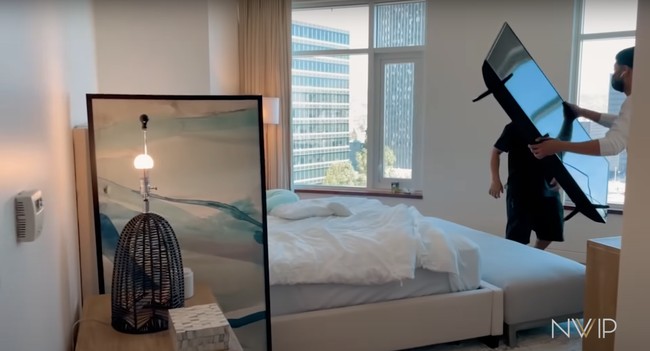 Kalau yang satu ini adalah penampakan kamar utama di apartemen tempat tinggal Nikiita Willy dan Indra selama di Amerika. Walaupun belum selesai dirapihkan namun kamar tersebut terlihat cukup nyaman. Ditambah lagi dengan adanya suguhan pemandangan yang bisa memanjakan mata. Foto: YouTube/Nikita Willy Official