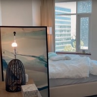 Kalau yang satu ini adalah penampakan kamar utama di apartemen tempat tinggal Nikiita Willy dan Indra selama di Amerika. Walaupun belum selesai dirapihkan namun kamar tersebut terlihat cukup nyaman. Ditambah lagi dengan adanya suguhan pemandangan yang bisa memanjakan mata. Foto: YouTube/Nikita Willy Official