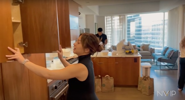 Fasilitas di dapur apartemen tersebut juga terlihat sudah cukup lengkap. Terdapat lemari es, kompor, oven, dan kitchen set yang bisa digunakan untuk meletakkan peralatan masak yang akan digunakan Nikita Willy. Foto: YouTube/Nikita Willy Official