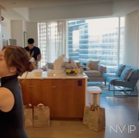 Fasilitas di dapur apartemen tersebut juga terlihat sudah cukup lengkap. Terdapat lemari es, kompor, oven, dan kitchen set yang bisa digunakan untuk meletakkan peralatan masak yang akan digunakan Nikita Willy. Foto: YouTube/Nikita Willy Official