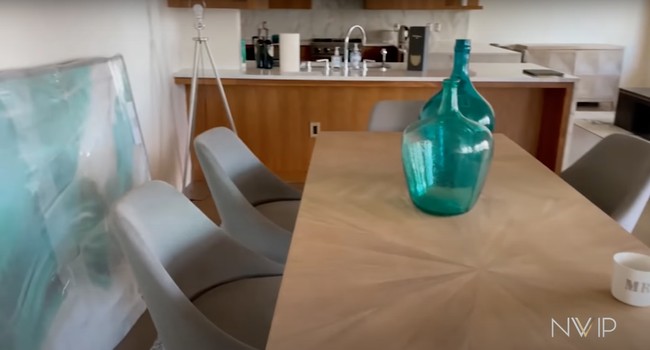 Di samping dapur terdapat meja makan yang tak kalah estetik. Meja makan tersebut memang tampak tidak terlalu besar dan cukup simple, namun tetap terlihat elegan dan mewah. Foto: YouTube/Nikita Willy Official