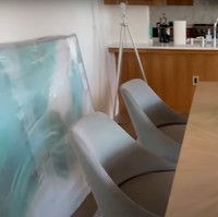 Di samping dapur terdapat meja makan yang tak kalah estetik. Meja makan tersebut memang tampak tidak terlalu besar dan cukup simple, namun tetap terlihat elegan dan mewah. Foto: YouTube/Nikita Willy Official