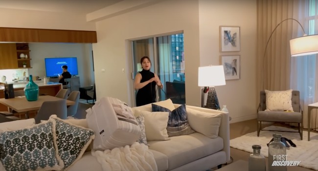 Di sebelah meja makan terdapat ruang bersantai untuuk menonton televisi. Dilengkapi dengan sofa berwarna cream yang cukup luas, ruangan tersebut tampak begitu nyaman. Foto: YouTube/Nikita Willy Official