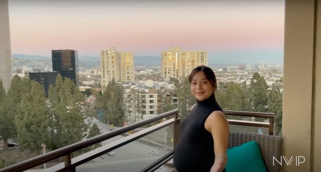 Tak sampai di situ, Nikita Willy juga menunjukkan pemandangan dari balkon apartemen tempat tinggalnya di Amerika. Dari balkon apartemennya itu Nikita bisa melihat kota Los Angeles dan juga Hollywood Hills, perumahan di wilayah tengah Los Angeles, California. Pemandangannya bikin takjub dan memanjakan mata bukan? Foto: YouTube/Nikita Willy Official