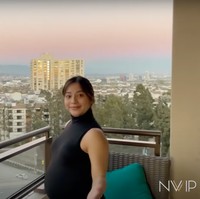 Tak sampai di situ, Nikita Willy juga menunjukkan pemandangan dari balkon apartemen tempat tinggalnya di Amerika. Dari balkon apartemennya itu Nikita bisa melihat kota Los Angeles dan juga Hollywood Hills, perumahan di wilayah tengah Los Angeles, California. Pemandangannya bikin takjub dan memanjakan mata bukan? Foto: YouTube/Nikita Willy Official