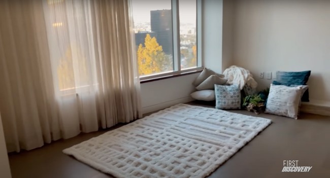 Nikita Willy sebentar lagi akan segera melahirkan anak pertamanya bersama Indra Priawan. Keduanya memutuskan untuk melahirkan anak pertamanya itu di Amerika. Selama di Amerika Nikita Willy dan Indra Priawan memilih untuk menyewa sebuah apartemen yang cukup mewah. Foto: YouTube/Nikita Willy Official