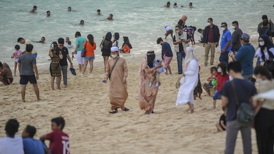 Pantai Melasti Bali Kembali Ramai Wisatawan Usai Mati Suri