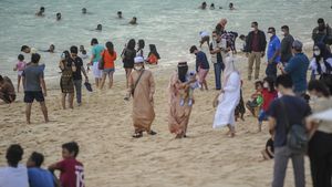 Pantai Melasti Bali Kembali Ramai Wisatawan Usai Mati Suri