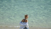 Jumlah kunjungan wisatawan yang berkunjung di Pantai Melasti kian hari kian meningkat. Dalam catatannya, pada November 2021 lalu, kunjungan di objek wisata yang memiliki ciri khas tebing tinggi dan pasir putih itu mencapai 86.903 orang.